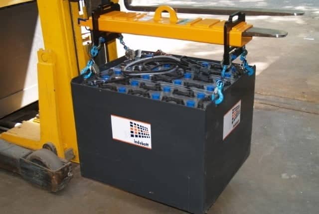 Zorg dat u veilig een heftruck tractiebatterij accu wisselt. Gebruik een hijsjuk. Zorg dat u veilig een heftruck tractiebatterij accu wisselt. Gebruik een hijsjuk.