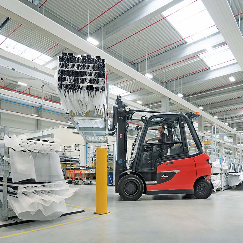 Tractiebatterij voor intern transport in logistieke magazijnen Tractie accu direct uit voorraad voor intern transport in warehouse