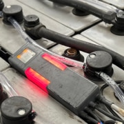 Ontdek waarom de verschuiving van CAPEX naar OPEX in 2026 slimmer is voor uw logistieke operatie. Behoud liquiditeit, verminder risico's en profiteer van flexibele batterijverhuur.
