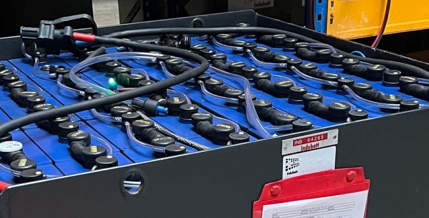 tractiebatterij-carer-heftruck-indubatt Carer tractiebatterijen huren of kopen bij Indubatt. ✓ 80V en 96V batterijen ✓ Volledig onderhoud ✓ BMWT-keuringen ✓ Advies op maat sinds 2009